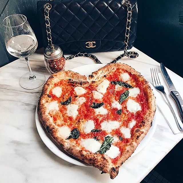 Domowa pizza w kształcie serca