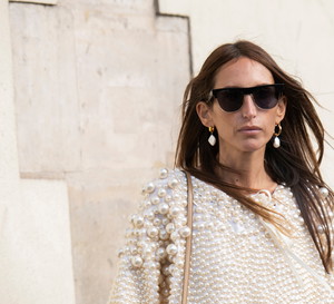 Chloe Harrouche w modnych kolczykach z perłami