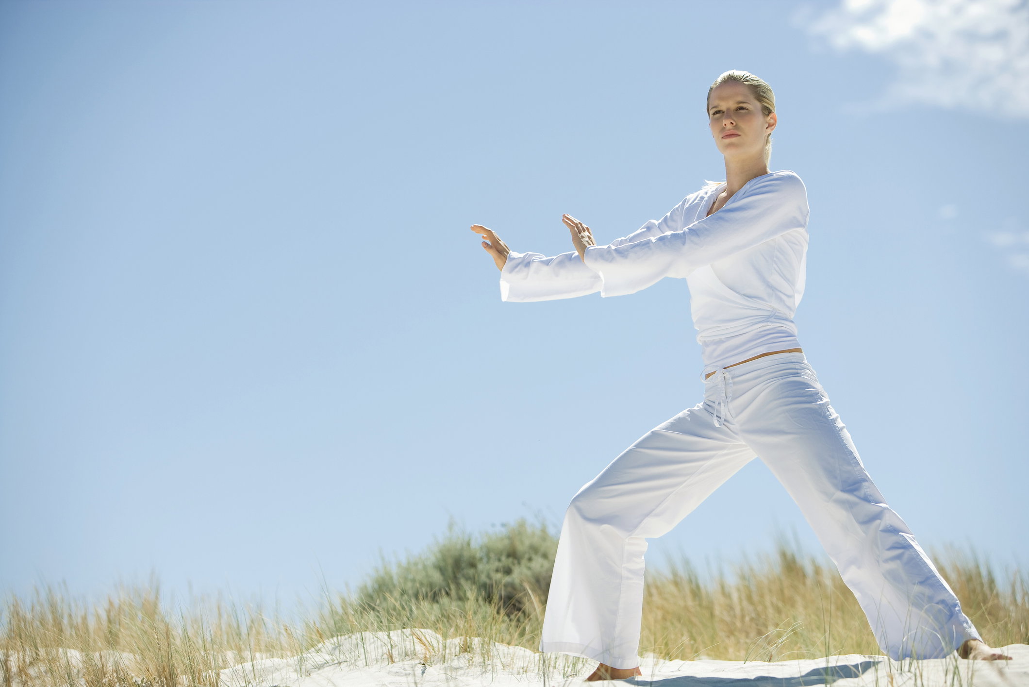 Treningi w duchu slow life: tai chi, slow jogging, qui gong, joga, pilates, barre, TRE, animal flow, BODYART. Na czym polegają? Poznaj efekty tych ćwiczeń