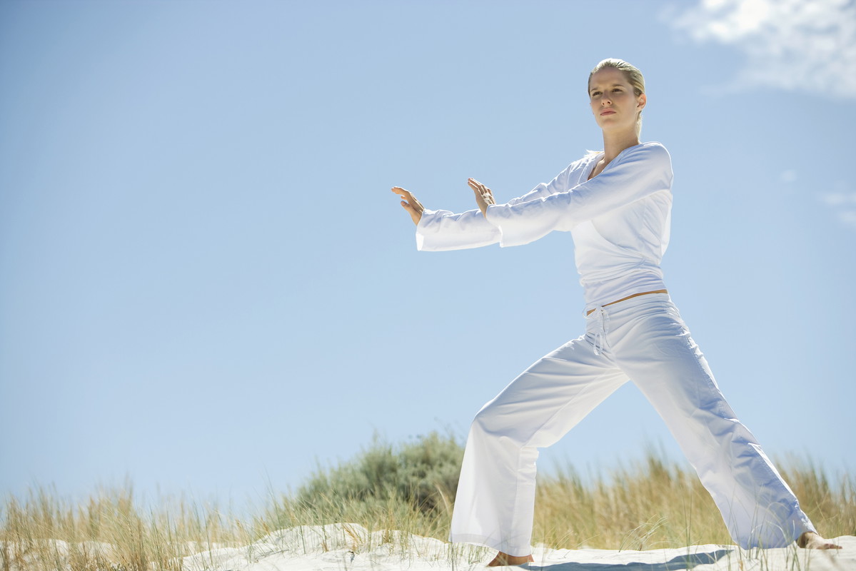 Treningi w duchu slow life: tai chi, slow jogging, qui gong, joga, pilates, barre, TRE, animal flow, BODYART. Na czym polegają? Poznaj efekty tych ćwiczeń