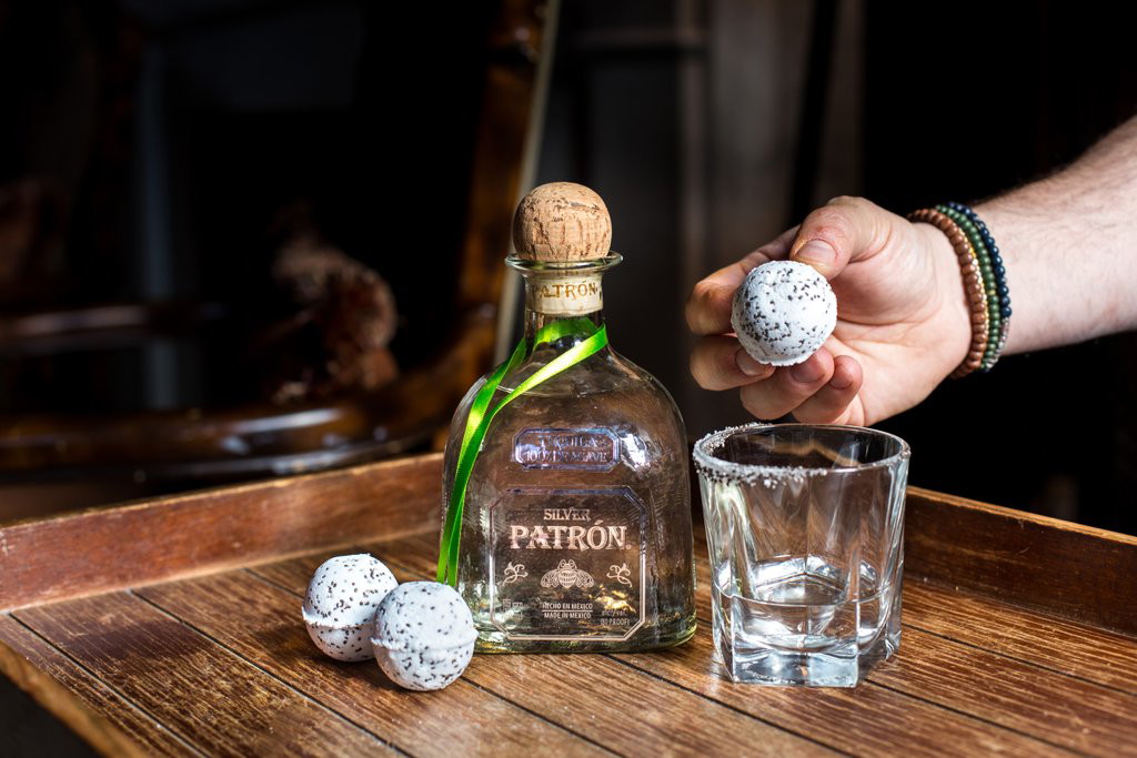 Powstały kulki musujące z alkoholem. Po włożeniu do wody zamieniają się w drinka!