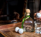 Powstały kulki musujące z alkoholem. Po włożeniu do wody zamieniają się w drinka!