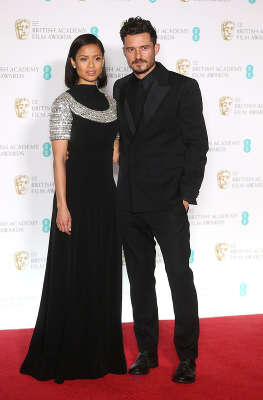 Gugu Mbatha-Raw (w sukni Cardinali) i Orlando Bloom na gali BAFTA 2018