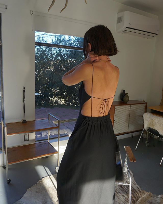 Sukienki z odkrytymi plecami to hit na Instagramie