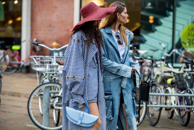 Jak nosić kratkę gingham?