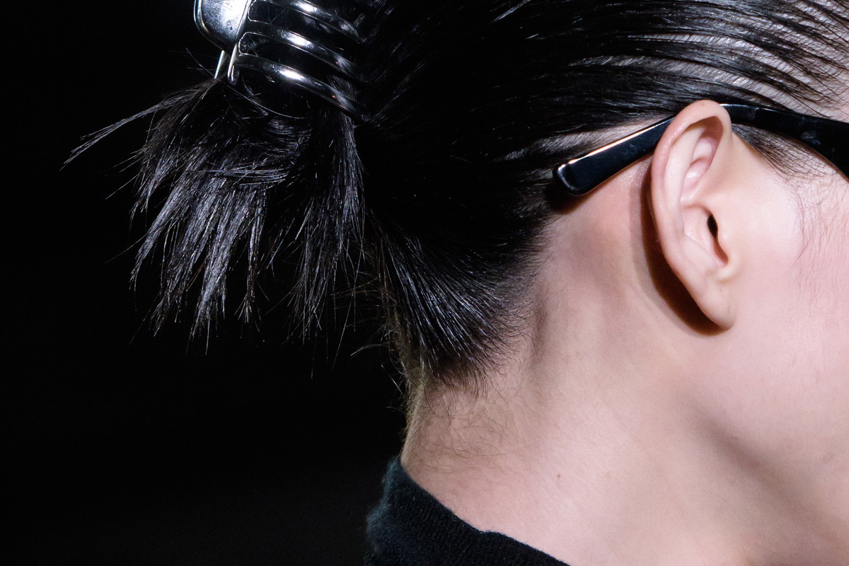 Klamry do włosów na pokazie Alexander Wang jesień-zima 2018/2019