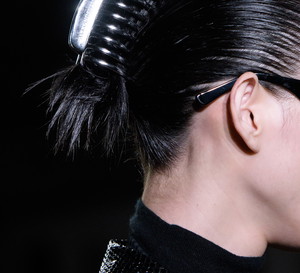 Klamry do włosów na pokazie Alexander Wang jesień-zima 2018/2019