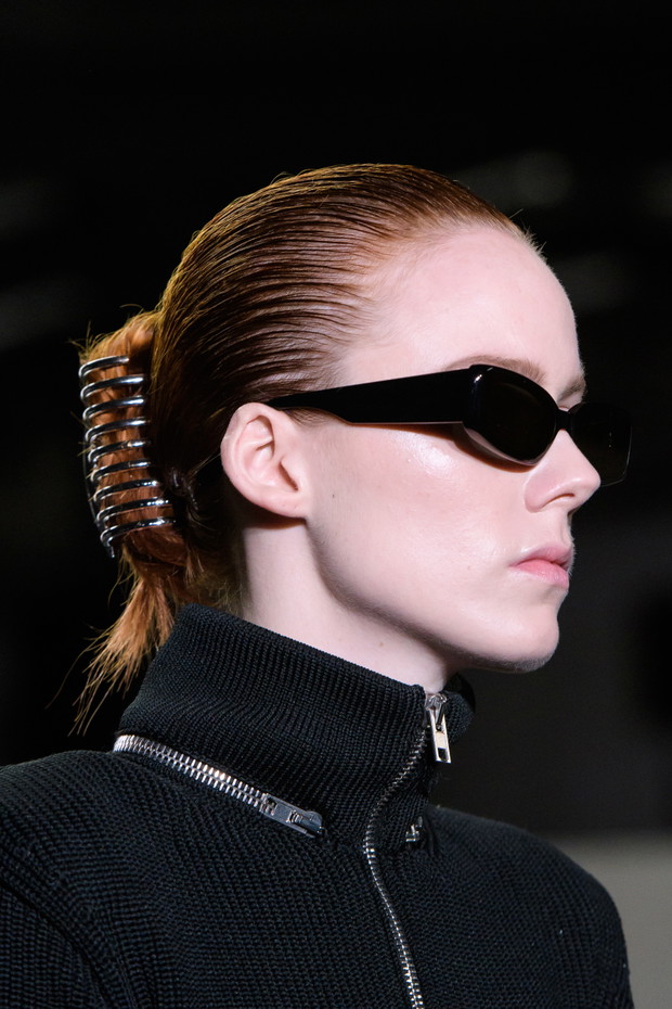Klamry do włosów na pokazie Alexander Wang jesień-zima 2018/2019