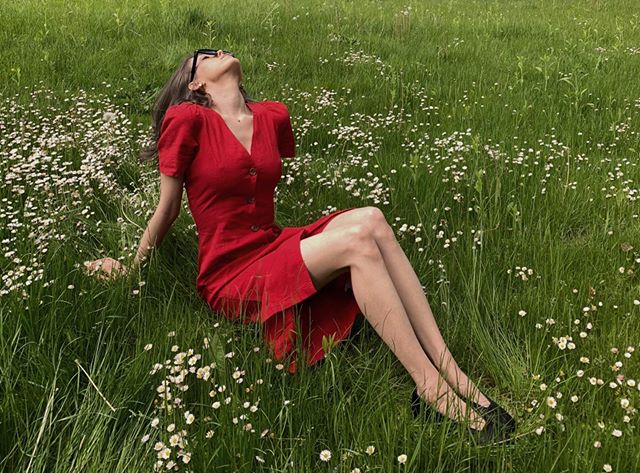 Ta letnia sukienka pasuje na każdą sylwetkę