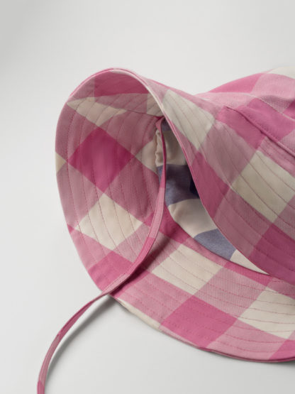 Kapelusz w stylu big brim, czyli duży bucket hat