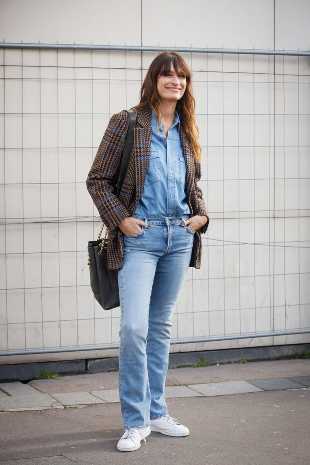Street Style - Paris Fashion Week - Womenswear Fall/Winter 2020/2021 : Day Three