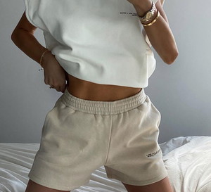 Claire Rose Cliteur w dresie Pangaia