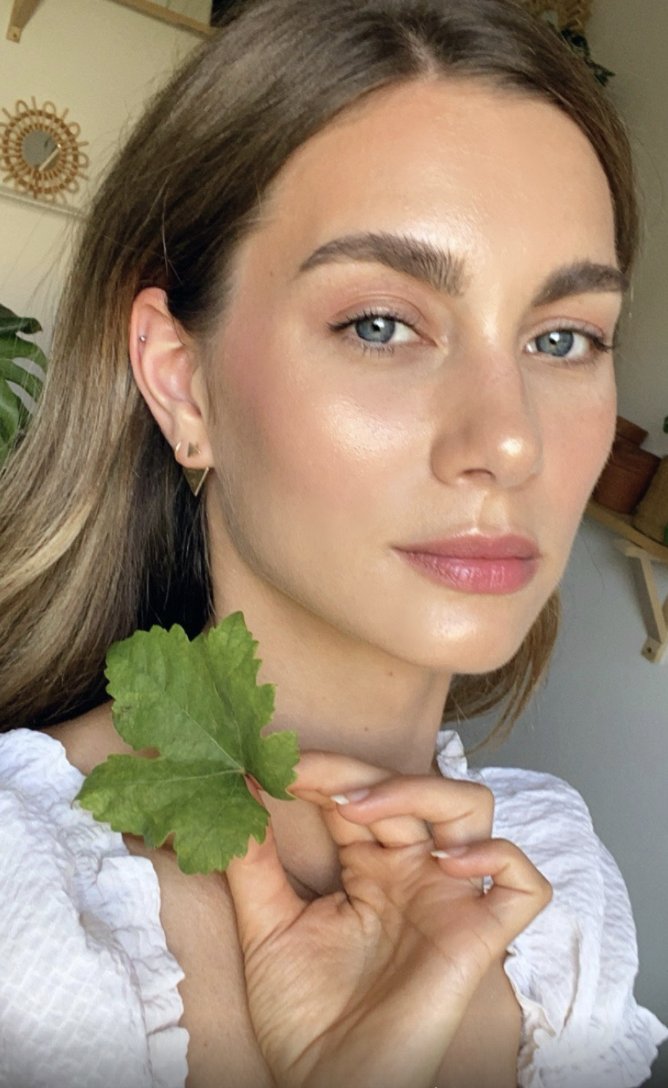 Dolphin Skin to nowy trend w makijażu, który jest hitem na instagramie. Na czym polega ta technika rozświetlania skóry twarzy?