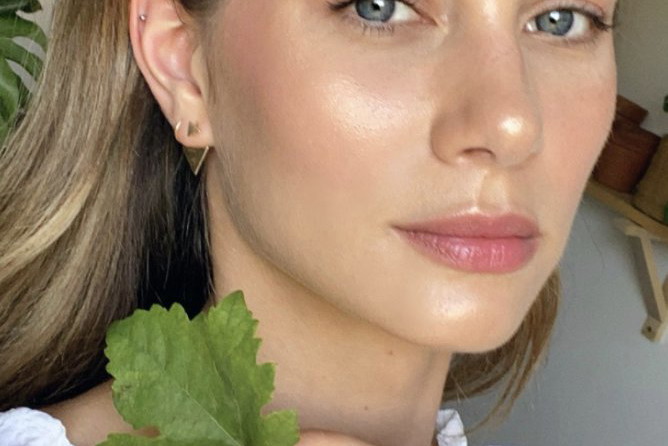 Dolphin Skin to nowy trend w makijażu, który jest hitem na instagramie. Na czym polega ta technika rozświetlania skóry twarzy?