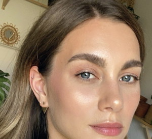 Dolphin Skin to nowy trend w makijażu, który jest hitem na instagramie. Na czym polega ta technika rozświetlania skóry twarzy?
