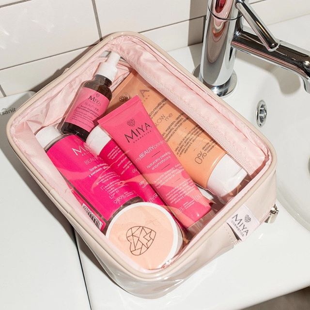 Tę polską markę uwielbiają makijażystki, redaktorki i urodowe it-girls. Wybrałyśmy 7 produktów Miya, które warto mieć w swojej kosmetyczce
