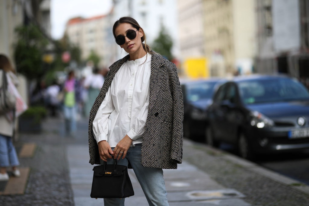 modne koszule na jesień: street fashion