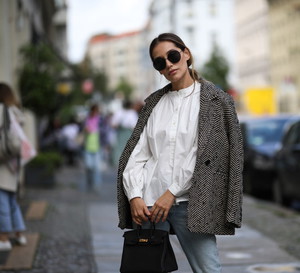 modne koszule na jesień: street fashion