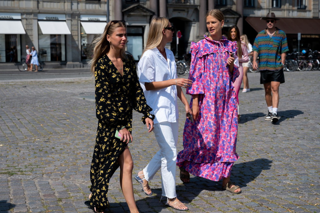 sukienki w kwiaty: street fashion