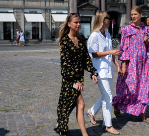 sukienki w kwiaty: street fashion