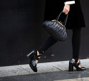 modne torebki na jesień: street fashion