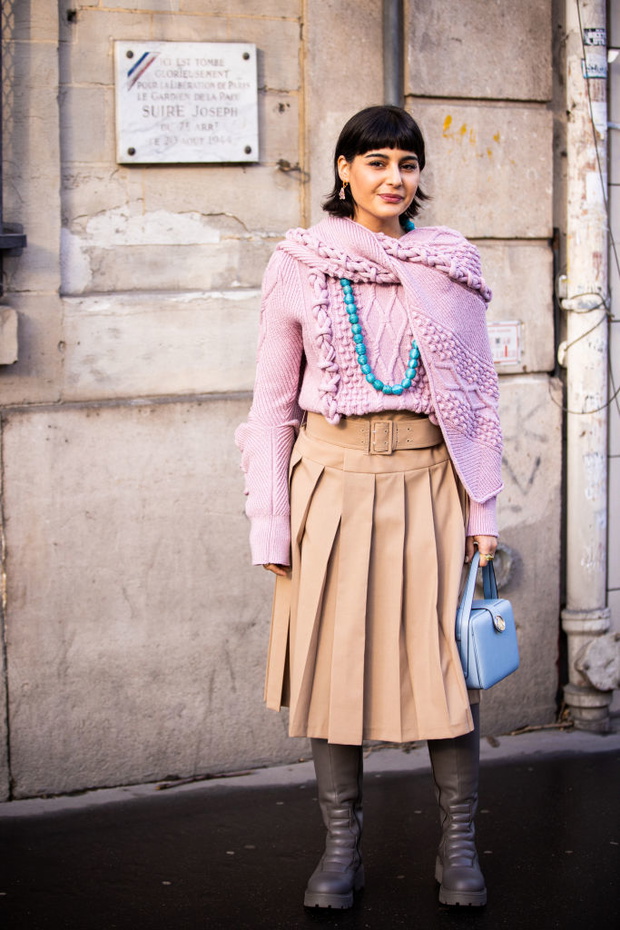 Street Style - Paris Fashion Week - Womenswear Fall/Winter 2020/2021 : Day Three