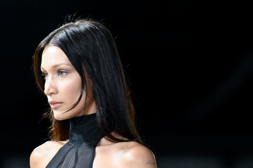 Już nie konturowanie a rozświetlenie żuchwy jest najważniejszym trendem w makijażu. Ten trik stosuje Bella Hadid