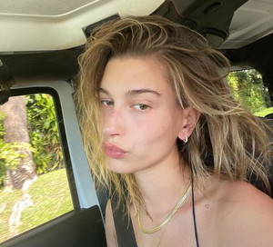 Biżuteria inspirowna stylem Hailey Bieber