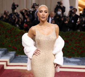 Met Gala 2022: suknie modelek i gwiazd. Sarah Jessica Parker, Hailey Bieber, Billie Eilish, Jared Leto i inni