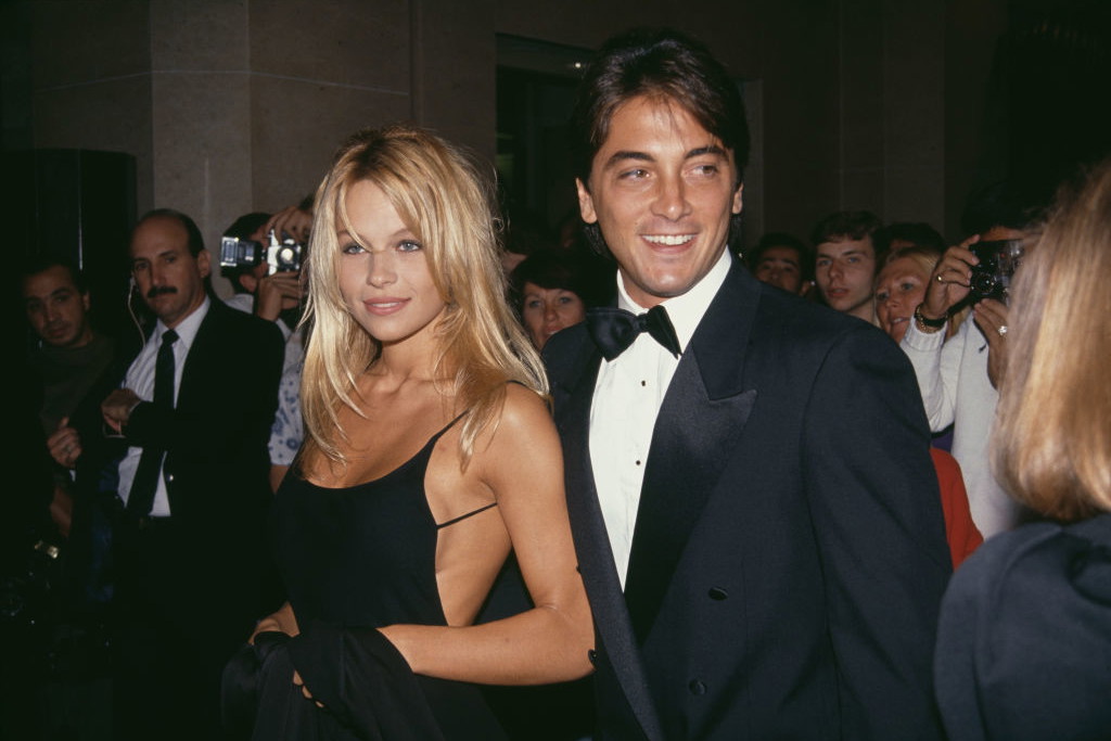 Stylizacje Pameli Anderson z lat 90.