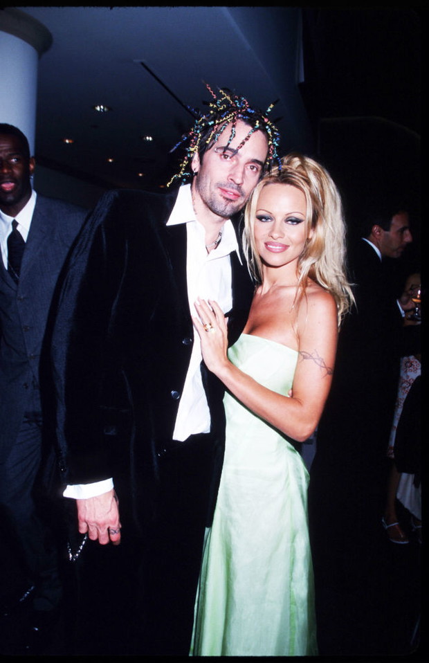 Stylizacje Pameli Anderson z lat 90.