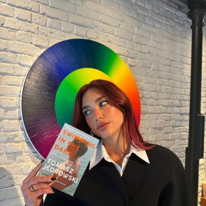 Dua Lipa z książką polskiego autora