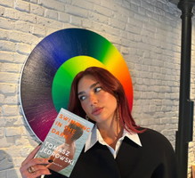 Dua Lipa z książką polskiego autora