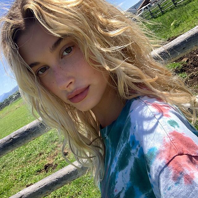 Jak Hailey Bieber dba o cerę?