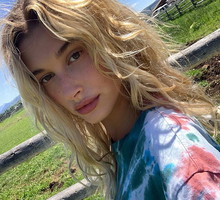 Jak Hailey Bieber dba o cerę?