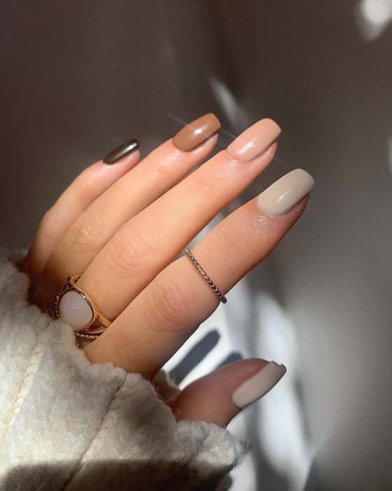 Ten “brzydki” kolor paznokci nieoczekiwanie stał się jednym z najpopularniejszych na Instagramie. Jak nosić brązowy manicure?