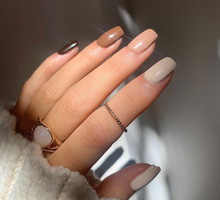 Ten “brzydki” kolor paznokci nieoczekiwanie stał się jednym z najpopularniejszych na Instagramie. Jak nosić brązowy manicure?