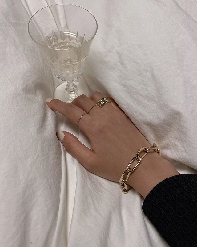 minimalistyczna biżuteria na Instagramie
