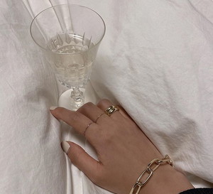 minimalistyczna biżuteria na Instagramie