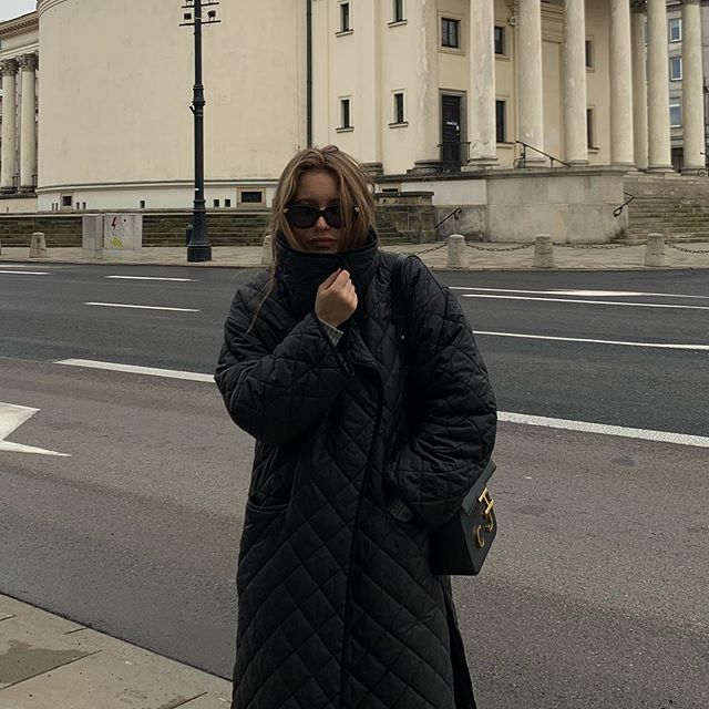 @alexiiteresa w modnym pikowanym płaszczu