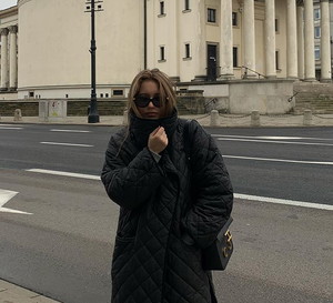 @alexiiteresa w modnym pikowanym płaszczu