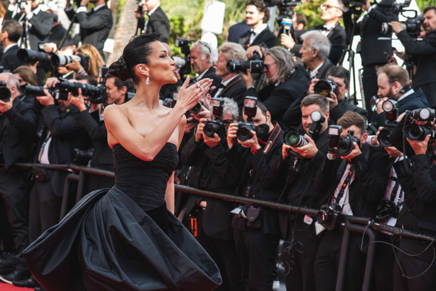 Cannes 2022: Bella Hadid w vintage Versace