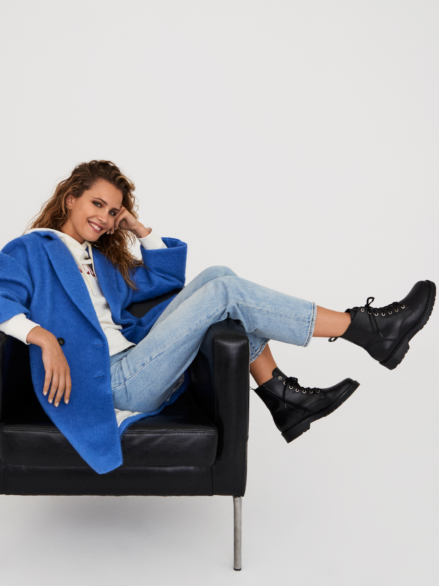 Ten model butów to sezonowy must have stylistek i redaktorek mody - zdradzamy gdzie go kupić i jak stylizować