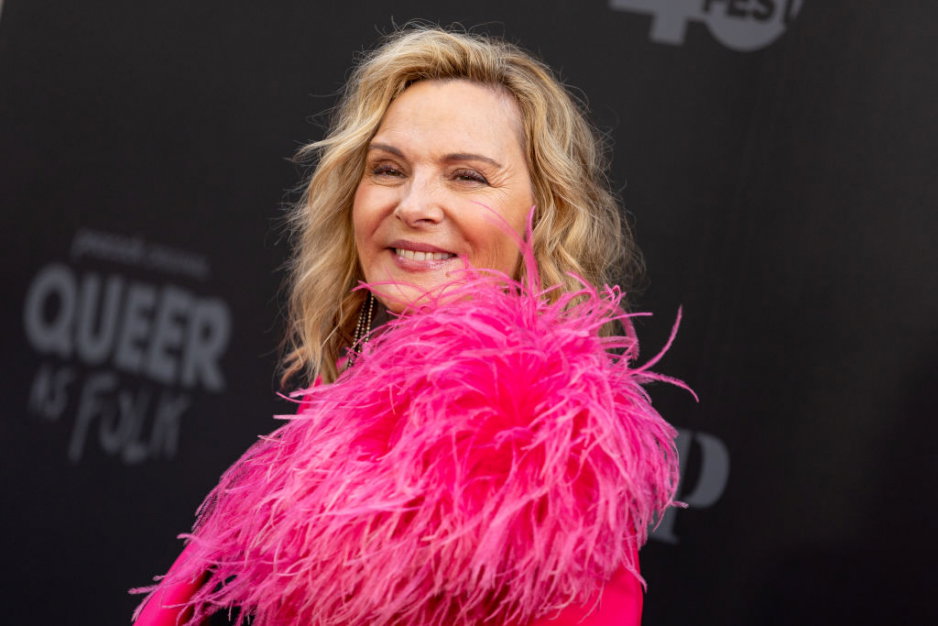 Kim Cattrall w marynarce od Magdy Butrym na premierze serialu „Queer as Folk”