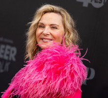 Kim Cattrall w marynarce od Magdy Butrym na premierze serialu „Queer as Folk”