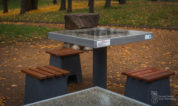 stoliki-do-gry-w-szachy-w-parku-skaryszewskim1-48cdabb