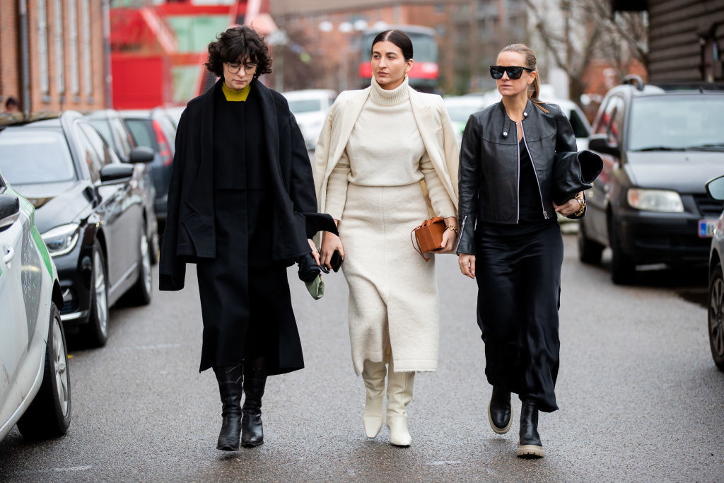 modne sukienki na zimę 2020/2021: street fashion