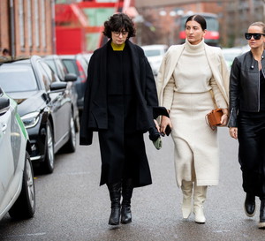modne sukienki na zimę 2020/2021: street fashion