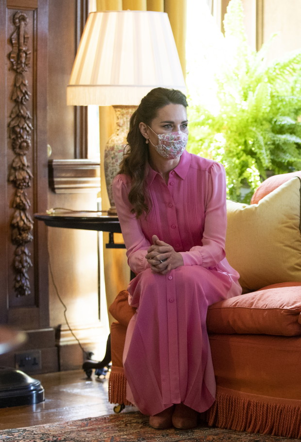 Kate Middleton i jej mama w identycznych sukienkach