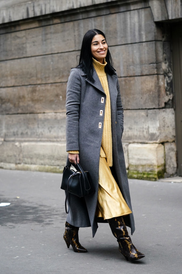 Street Style - Paris Fashion Week - Womenswear Fall/Winter 2020/2021 : Day Five